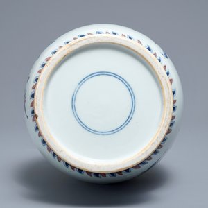 Un vase en porcelaine de Chine bleu, blanc et rouge à décor 'sanduo', 19/20ème — photo 4