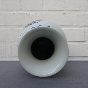 Un vase en porcelaine de Chine bleu, blanc et rouge à décor 'sanduo', 19/20ème — photo 8