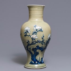 Un vase en porcelaine de Chine bleu, blanc et rouge sur fond céladon, Kangxi — photo 1
