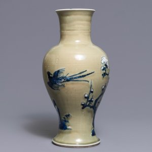 Un vase en porcelaine de Chine bleu, blanc et rouge sur fond céladon, Kangxi — photo 2