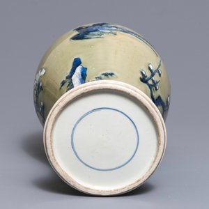 Un vase en porcelaine de Chine bleu, blanc et rouge sur fond céladon, Kangxi — photo 6