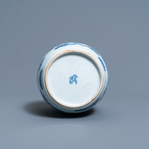 Un vase en porcelaine de Chine 'Bleu de Hue' pour le Vietnam, Kangxi — photo 10