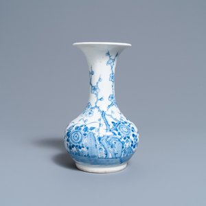 Un vase en porcelaine de Chine 'Bleu de Hue' pour le Vietnam, marque 'La gloire de Hanoi', 19ème — photo 1