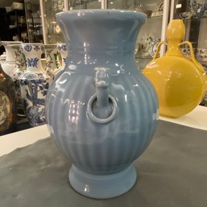 Un vase en porcelaine de Chine bleu de lavande monochrome, marque de Qianlong, République — photo 11