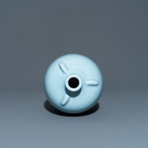 Un vase en porcelaine de Chine bleu de lavande monochrome, marque de Yongzheng, République — photo 5