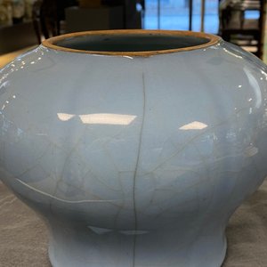 Un vase en porcelaine de Chine bleu de lavande monochrome, Qianlong — photo 12