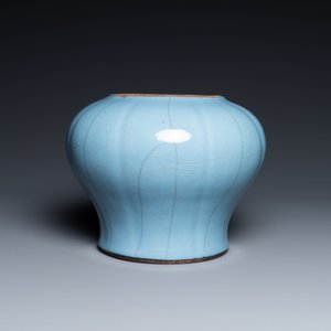 Un vase en porcelaine de Chine bleu de lavande monochrome, Qianlong — photo 5