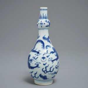 Un vase en porcelaine de Chine bleu et blanc à décor de dragons, époque Transition — photo 1