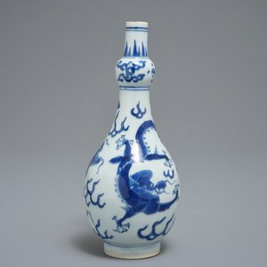 Un vase en porcelaine de Chine bleu et blanc à décor de dragons, époque Transition — photo 2