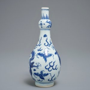 Un vase en porcelaine de Chine bleu et blanc à décor de dragons, époque Transition — photo 3