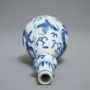 Un vase en porcelaine de Chine bleu et blanc à décor de dragons, époque Transition — photo 6