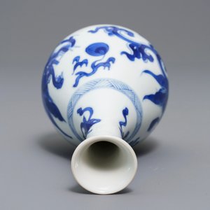 Un vase en porcelaine de Chine bleu et blanc à décor de dragons, Kangxi — photo 6
