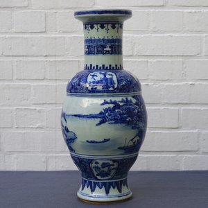 Un vase en porcelaine de Chine bleu et blanc à décor de figures dans un paysage, 19ème — photo 11