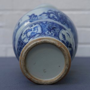 Un vase en porcelaine de Chine bleu et blanc à décor de figures dans un paysage, 19ème — photo 13