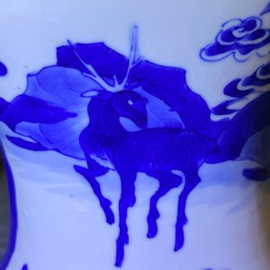 Un vase en porcelaine de Chine bleu et blanc à décor de grues et cerfs, Kangxi — photo 14