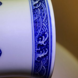 Un vase en porcelaine de Chine bleu et blanc à décor de rinceaux floraux, marque de Qianlong, 19/20ème — photo 11