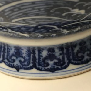 Un vase en porcelaine de Chine bleu et blanc à décor de rinceaux floraux, marque de Qianlong, 19/20ème — photo 18
