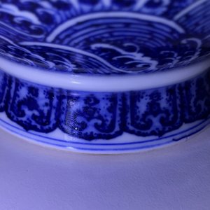 Un vase en porcelaine de Chine bleu et blanc à décor de rinceaux floraux, marque de Qianlong, 19/20ème — photo 21