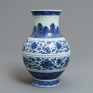 Un vase en porcelaine de Chine bleu et blanc à décor de rinceaux floraux, marque de Qianlong, 19/20ème — photo 3
