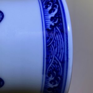 Un vase en porcelaine de Chine bleu et blanc à décor de rinceaux floraux, marque de Qianlong, 19/20ème — photo 7