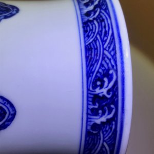 Un vase en porcelaine de Chine bleu et blanc à décor de rinceaux floraux, marque de Qianlong, 19/20ème — photo 9
