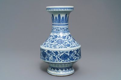 Un vase en porcelaine de Chine bleu et blanc à décor de rinceaux floraux, Qianlong