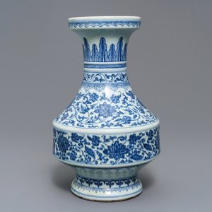 Un vase en porcelaine de Chine bleu et blanc à décor de rinceaux floraux, Qianlong — photo 1