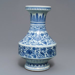 Un vase en porcelaine de Chine bleu et blanc à décor de rinceaux floraux, Qianlong — photo 2