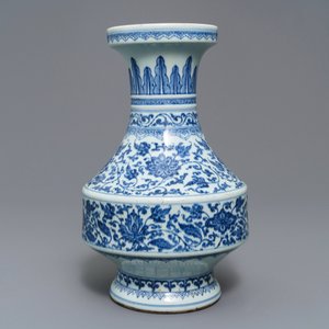 Un vase en porcelaine de Chine bleu et blanc à décor de rinceaux floraux, Qianlong — photo 4