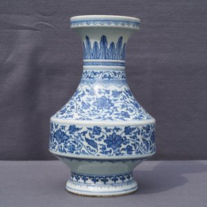Un vase en porcelaine de Chine bleu et blanc à décor de rinceaux floraux, Qianlong — photo 7