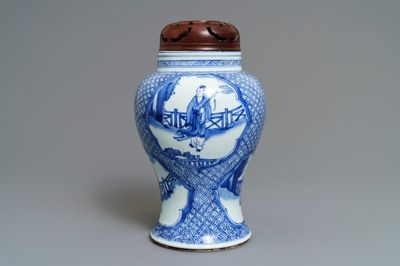 Un vase en porcelaine de Chine bleu et blanc à décor d'immortels, Kangxi
