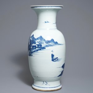 Un vase en porcelaine de Chine bleu et blanc à décor d'un paysage, 19ème — photo 3