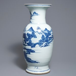 Un vase en porcelaine de Chine bleu et blanc à décor d'un paysage, 19ème — photo 4