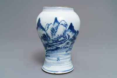 Un vase en porcelaine de Chine bleu et blanc à décor d'un paysage, Kangxi