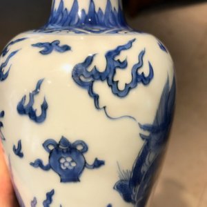 Un vase en porcelaine de Chine bleu et blanc à décor d'un qilin, Kangxi — photo 12