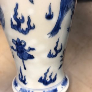 Un vase en porcelaine de Chine bleu et blanc à décor d'un qilin, Kangxi — photo 13