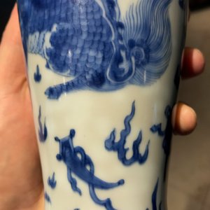 Un vase en porcelaine de Chine bleu et blanc à décor d'un qilin, Kangxi — photo 14
