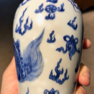 Un vase en porcelaine de Chine bleu et blanc à décor d'un qilin, Kangxi — photo 16