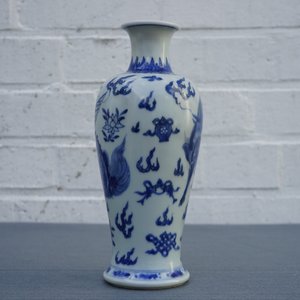 Un vase en porcelaine de Chine bleu et blanc à décor d'un qilin, Kangxi — photo 8