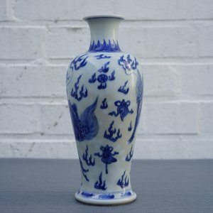 Un vase en porcelaine de Chine bleu et blanc à décor d'un qilin, Kangxi — photo 10