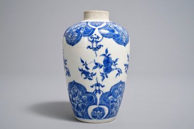 Un vase en porcelaine de Chine bleu et blanc à décor floral, 18/19ème