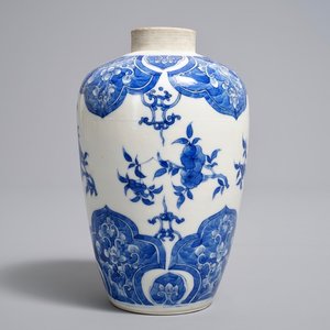 Un vase en porcelaine de Chine bleu et blanc à décor floral, 18/19ème — photo 1