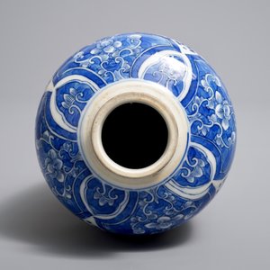 Un vase en porcelaine de Chine bleu et blanc à décor floral, 18/19ème — photo 6
