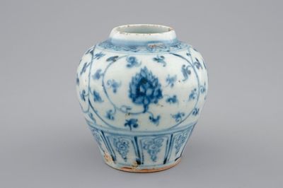 Un vase en porcelaine de Chine bleu et blanc à décor floral, Dynastie Ming