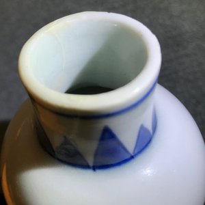 Un vase en porcelaine de Chine bleu et blanc à décor floral, époque Transition — photo 11