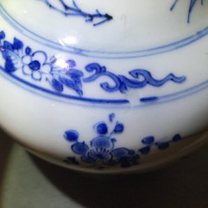 Un vase en porcelaine de Chine bleu et blanc à décor floral, époque Transition — photo 15