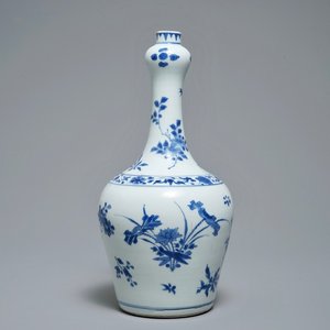 Un vase en porcelaine de Chine bleu et blanc à décor floral, époque Transition — photo 1