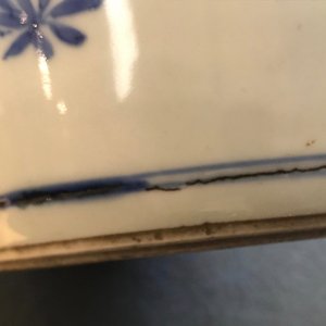 Un vase en porcelaine de Chine bleu et blanc à décor floral, époque Transition — photo 12