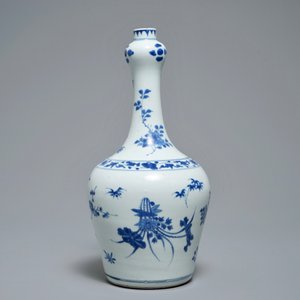 Un vase en porcelaine de Chine bleu et blanc à décor floral, époque Transition — photo 4