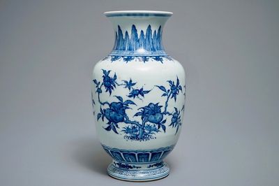 Un vase en porcelaine de Chine bleu et blanc à décor sanduo, 19/20ème